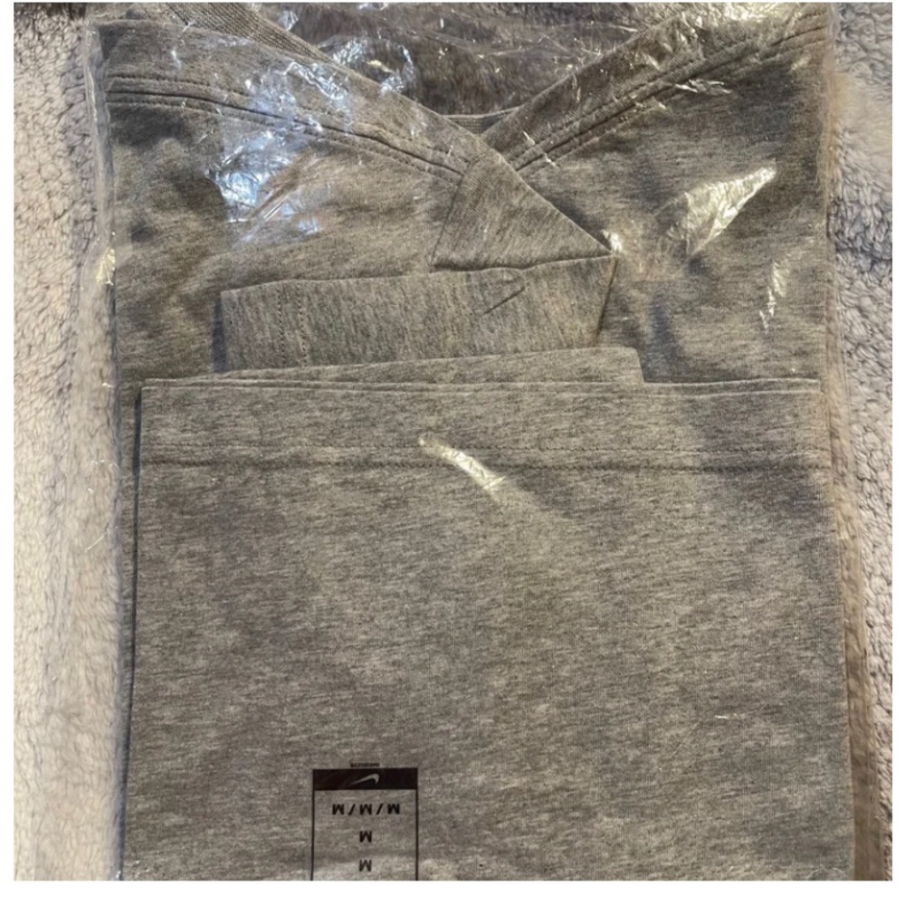 Nike Sportswear Essential Women's Cropped Logo T-Shirt - Picture 5 of 5